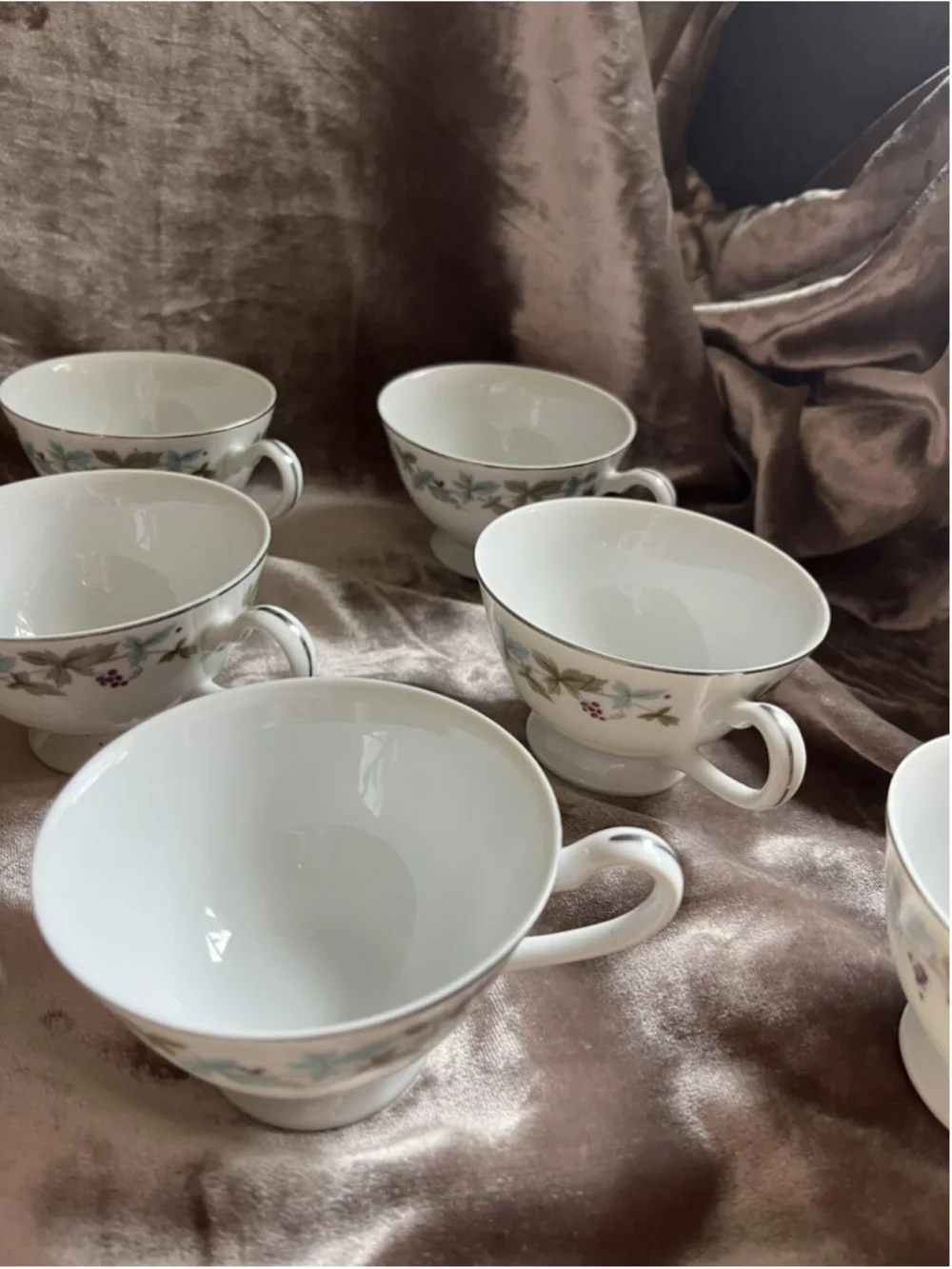 6 Vintage Fine China Japan 6701 Grape Pattern Cups & Saucers. 4 Sets plus 2 cups